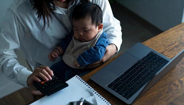 教育費 眠る日本人の赤ちゃんと電卓 教育費 眠る日本人の赤ちゃんと電卓の写真
