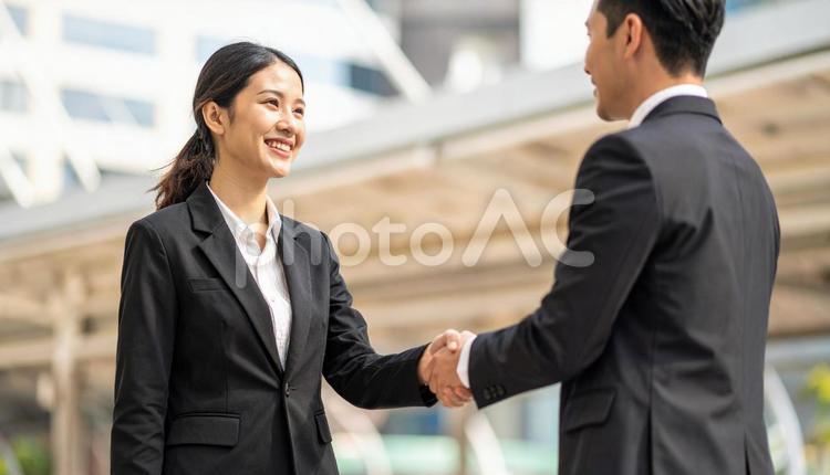 外国人ビジネスマンと握手する日本人女性 ビジネス,目指す,自信の写真素材