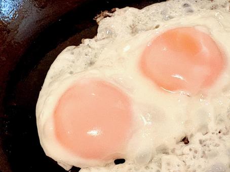 目玉焼きを焼く 02 目玉焼きを焼く 02の写真