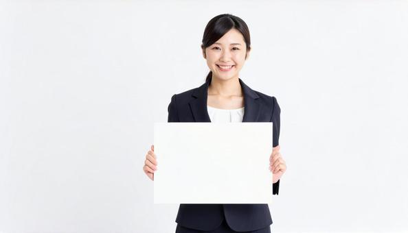 メッセージボードを持つ女性 メッセージボードを持つ女性の写真