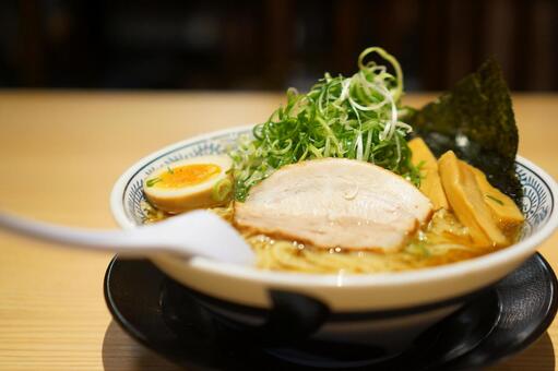 スタイリッシュな豚骨ラーメン ラーメン,とんこつラーメン,家系ラーメンの写真素材