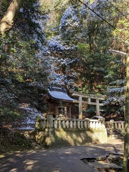 雪のお社の写真