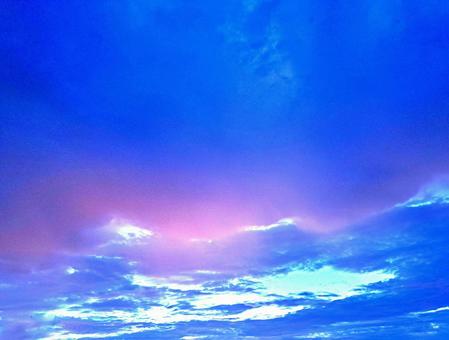 夕方の不思議な空の写真