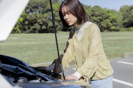 自動車の故障で困る女性 自動車の故障で困る女性 女性,自動車,故障の写真素材