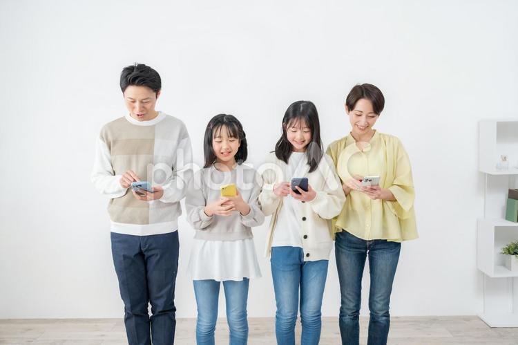 携帯を持つ家族 暮らし,子育て,キャンペーンの写真素材