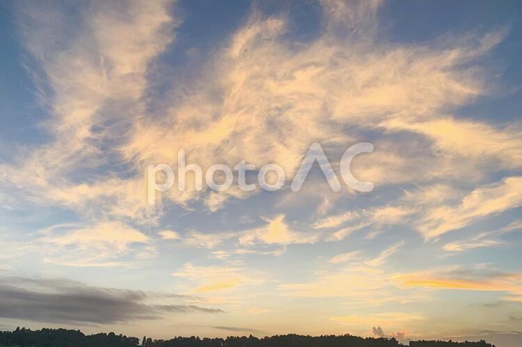 夕暮れ雲が美しい 夕日,雲,田舎の写真素材