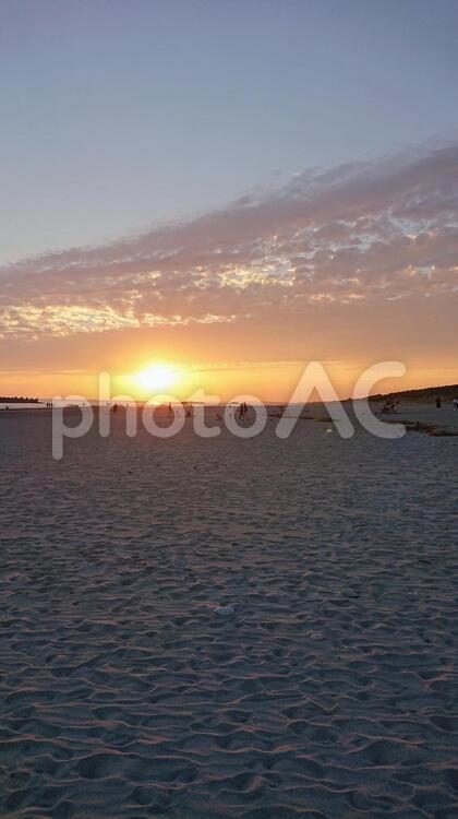 夕焼けの砂浜 日暮れ,水域,暁の写真素材
