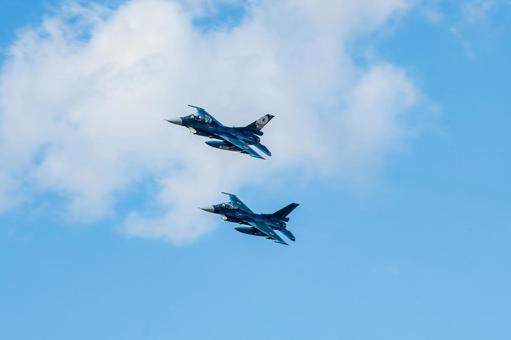 航空祭で機動飛行を披露するF2 航空祭で機動飛行を披露するF2 戦闘機,空自,fー2の写真素材