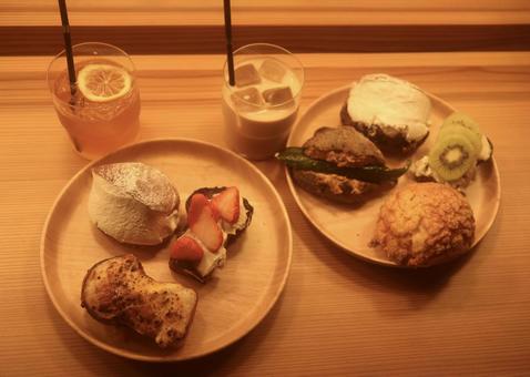 おしゃれなパンでランチの写真