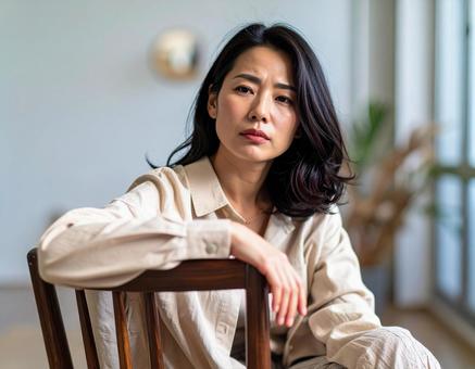 疲れた表情で休む日本人女性 疲れた表情で休む日本人女性の写真