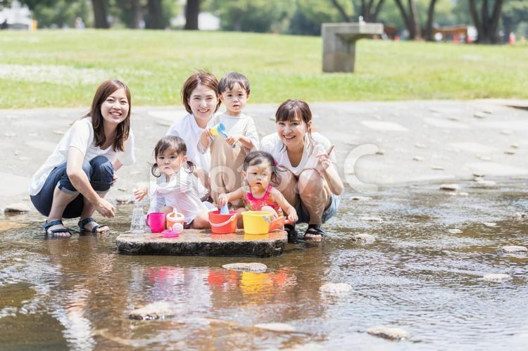 ママ友　母親　育児　水遊び　 育児,ママ友,公園の写真素材