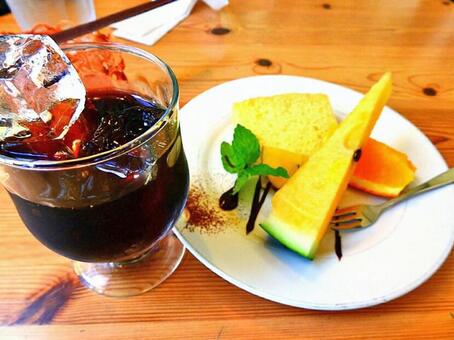 アイスコーヒーとデザート アイスコーヒーとデザートの写真