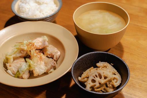 家庭的な和風夕食 夕食,和食,鶏肉の写真素材