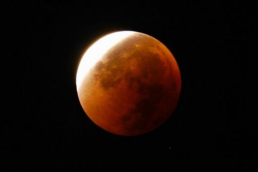 赤銅色に輝く皆既月食 赤銅色に輝く皆既月食の写真