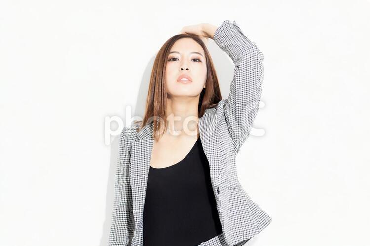 白い背景の前に立ってポーズをとるビジネスウーマン 女性,白背景,立つの写真素材
