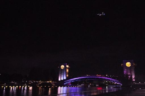 夜景と飛行機の光跡 夜景と飛行機の光跡の写真