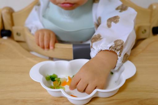 離乳食の野菜を手づかみ食べする子ども 手づかみ,離乳食,子どもの写真素材
