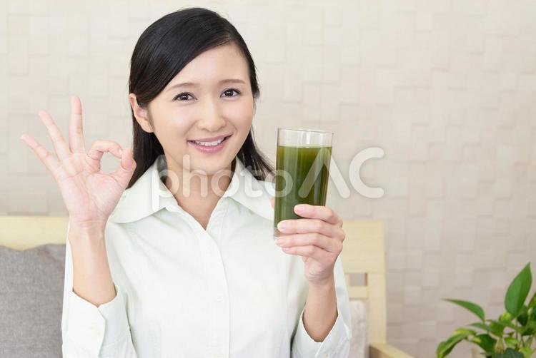 野菜ジュースを持つ笑顔の女性 女性,女,ジュースの写真素材