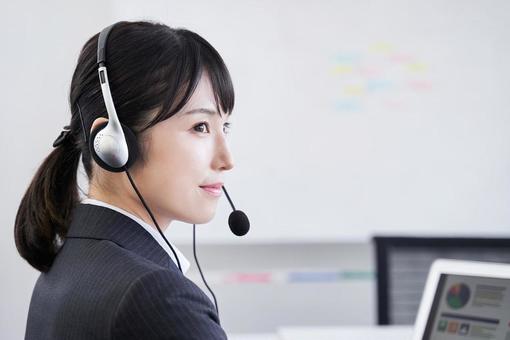 Business woman answering inquiries, centrum telefoniczne, fem, kobieta biznesu, JPG