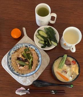 オートミールと鰹節のチンに豚肉などの朝食 オートミールと鰹節のチンに豚肉などの朝食の写真