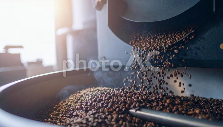 焙煎機の中で焙煎されるコーヒー豆 コーヒー豆,ロースト,豆の写真素材