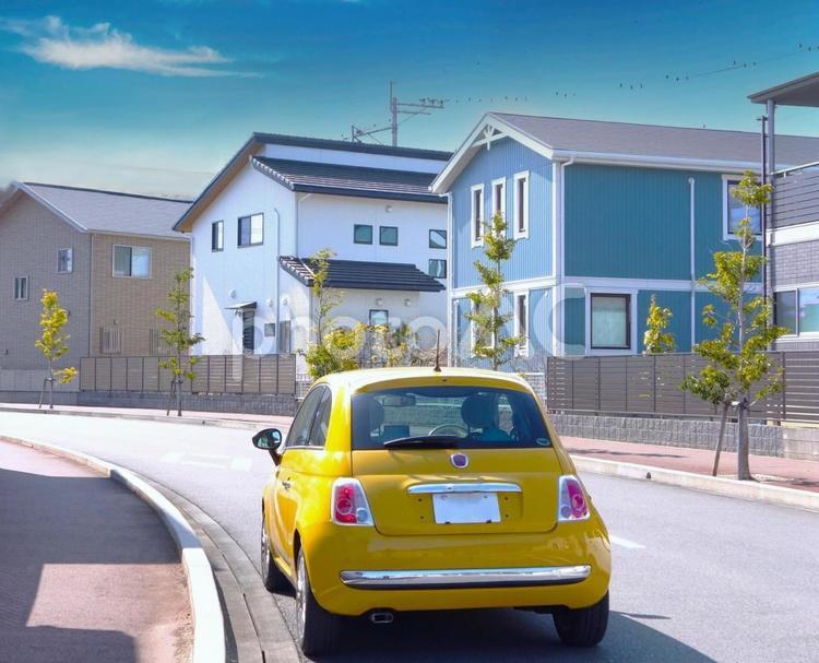 住宅街のカーブにイタ車 住宅街,車,道路の写真素材