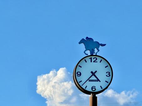 浦和競馬場の時計と青空 空,見やすい,わかりやすいの写真素材