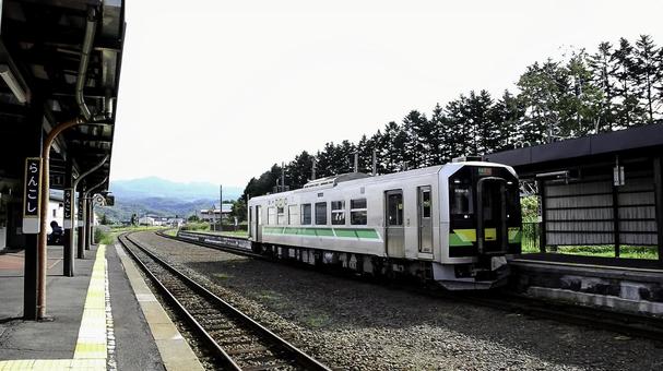 蘭越駅のH100型 蘭越駅のH100型の写真