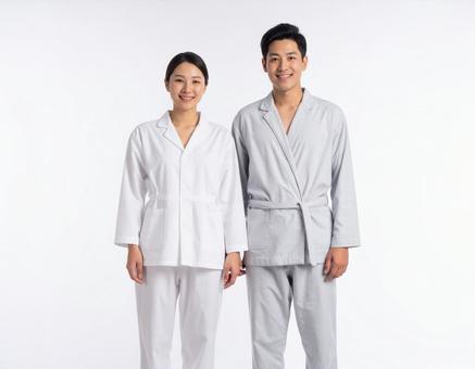 パジャマ姿で並ぶ仲良し夫婦 パジャマ姿で並ぶ仲良し夫婦の写真