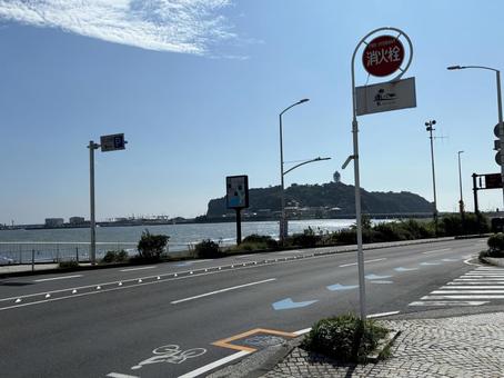 海岸通りから江ノ島を見る構図 海岸通りから江ノ島を見る構図 江ノ島,鎌倉,湘南の写真素材