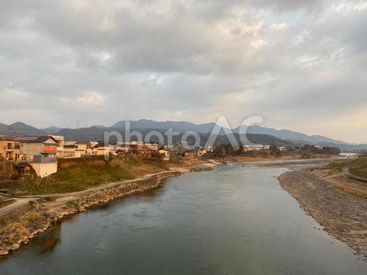 夕暮れの川辺の風景写真 川,川辺,風景の写真素材