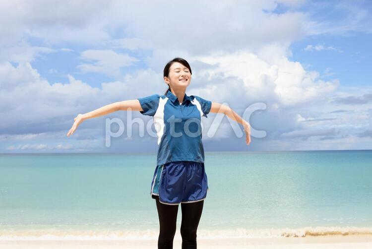 南国沖縄の美しいビーチで寛ぐ女性 沖縄,女性,女の写真素材