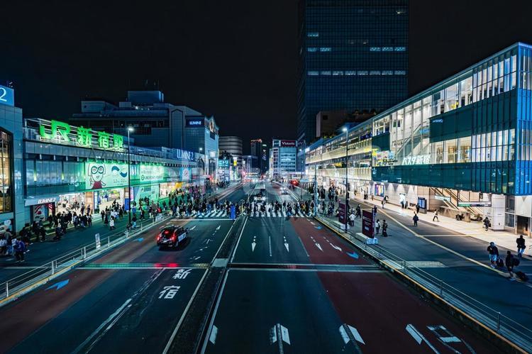 夜の新宿駅前のイメージ 新宿,新宿駅,駅近の写真素材
