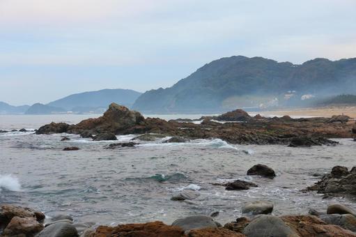 糸島市大口海岸ー二見ヶ浦方面を望む02の写真