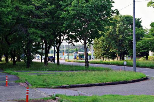 宇野宮ライトラインの走る夏の清原中央通り 宇野宮ライトラインの走る夏の清原中央通り 清原中央通り,宇都宮ライトライン,ライトレールの写真素材