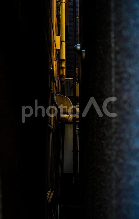 狭い路地の配管 狭い路地,配管,都市の写真素材