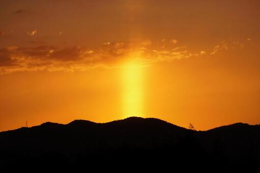 山から指す陽の光 夜明け,朝焼け,太陽光の写真素材