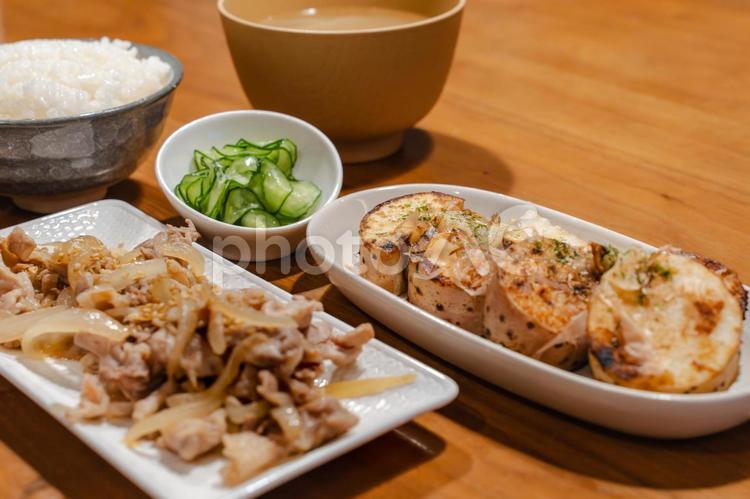 焼き長芋と豚肉の夕食 和食,夕食,定食の写真素材