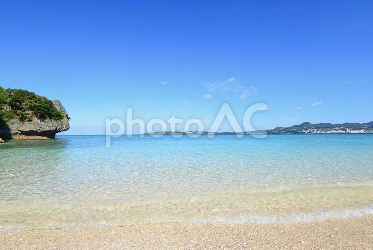 沖縄の青い海と大きな岩 沖縄,海,ビーチの写真素材