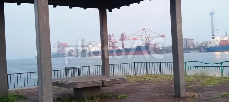 公園と海と船と工場 工業地帯,船,海の写真素材