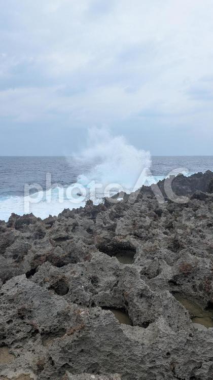 沖縄の荒れた海 波,高波,海の写真素材