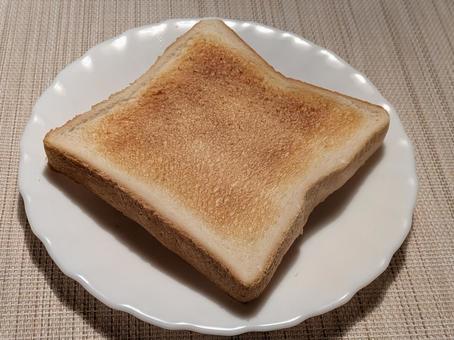 霜降の朝のガラス皿上のトーストした食パン 霜降の朝のガラス皿上のトーストした食パン 食パン,パン,トーストの写真素材