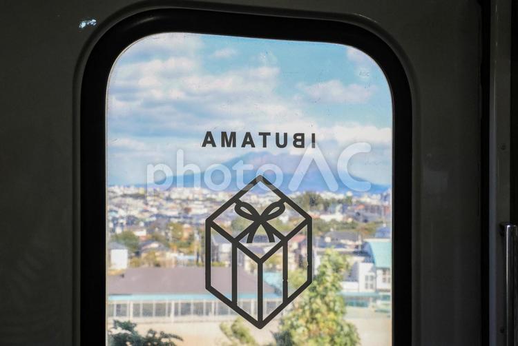 いぶたま車内からみえる桜島 たまて箱,いぶたま号,桜島の写真素材