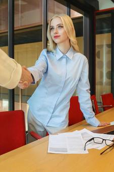 握手しているビジネスウーマン ビジネスウーマン,ビジネス,女性の写真素材