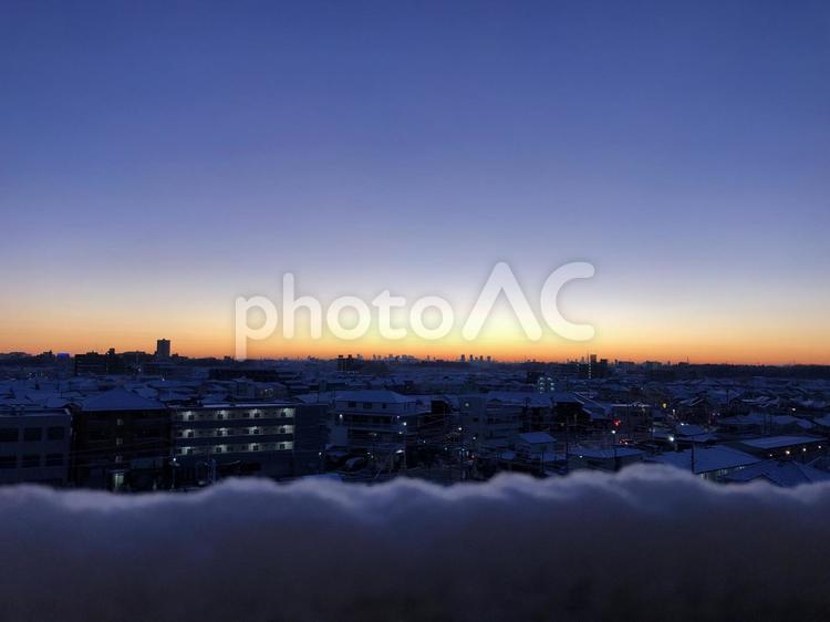 雪が積もった夜明け前の風景 ゆき,朝,風景の写真素材