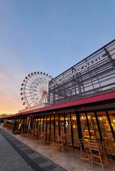夕暮れの刈谷ハイウェイオアシス 夕暮れの刈谷ハイウェイオアシス 刈谷ハイウェイオアシス,夕暮れ,観覧車の写真素材