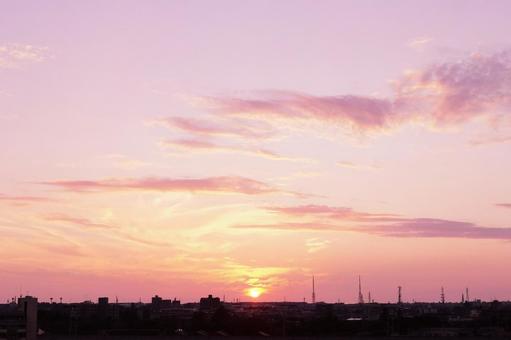 夕陽が沈む街の風景 黄昏時の街並み 夕陽が沈む街の風景 黄昏時の街並み 夕陽,街並み,綺麗の写真素材
