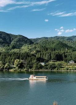 自然の風景 自然の風景 川,山,船の写真素材