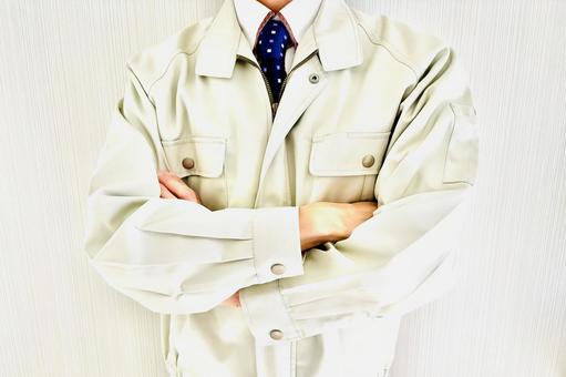  腕組みをする作業着姿の男性ビジネスマン 腕組み,作業員,人物の写真素材