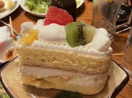 切り分けられたフルーツケーキ 切り分けられたフルーツケーキ ケーキ,デザート,スイーツの写真素材